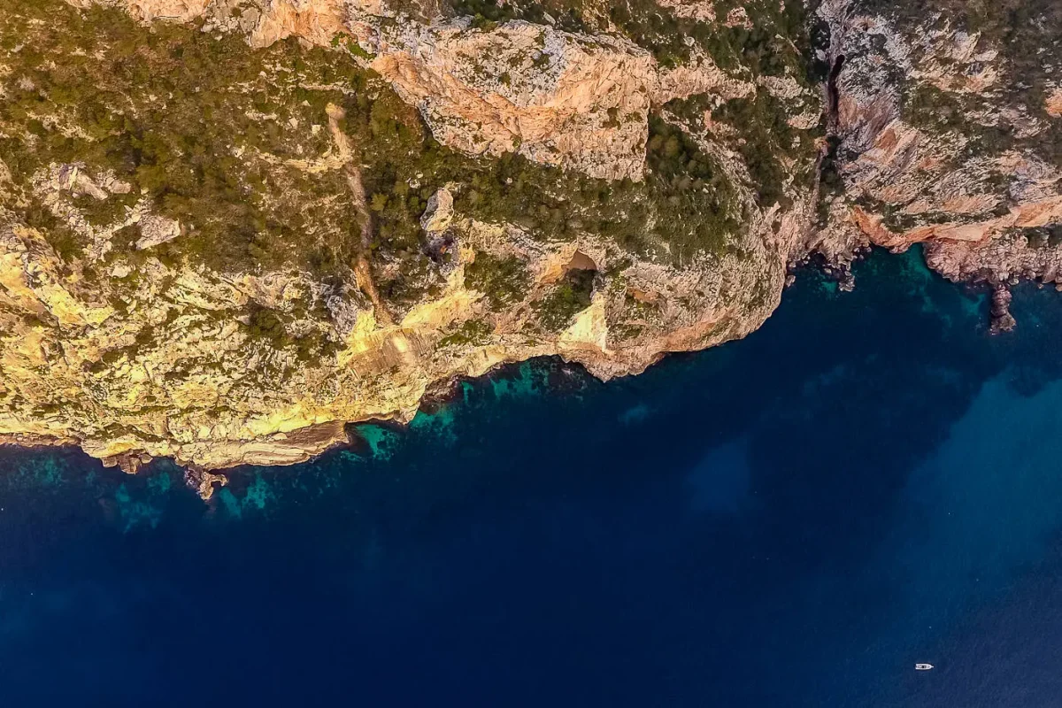 Acantilados de Cala Aubarca en Ibiza