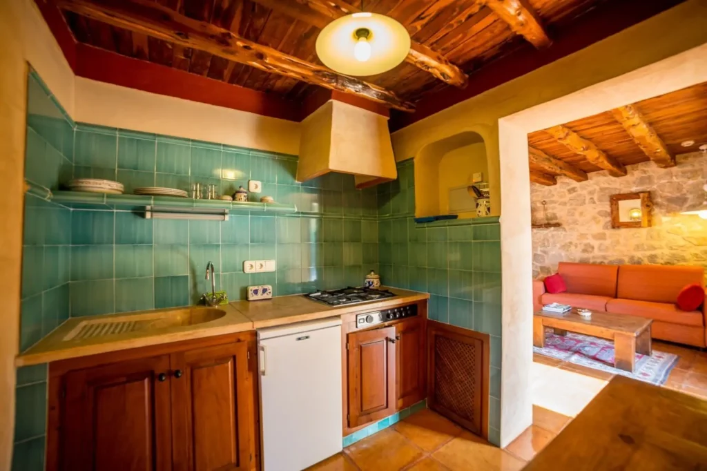 Vista de la cocina del estudio del hotel rural Can Pujolet